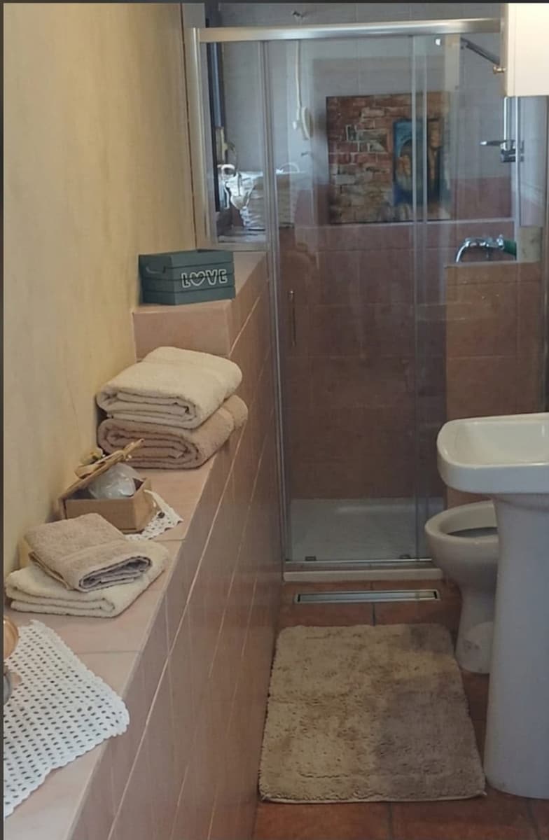 Il bagno con doccia e il set di biancheria pronto all’arrivo