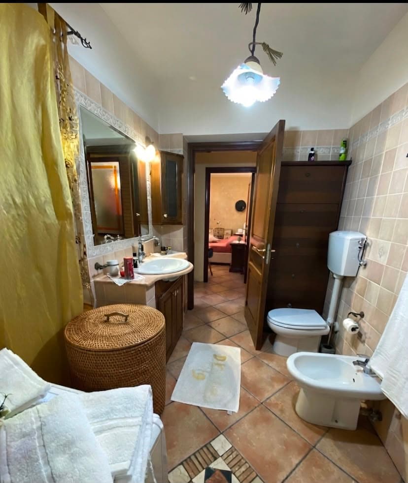 Il secondo bagno, completo di bidet