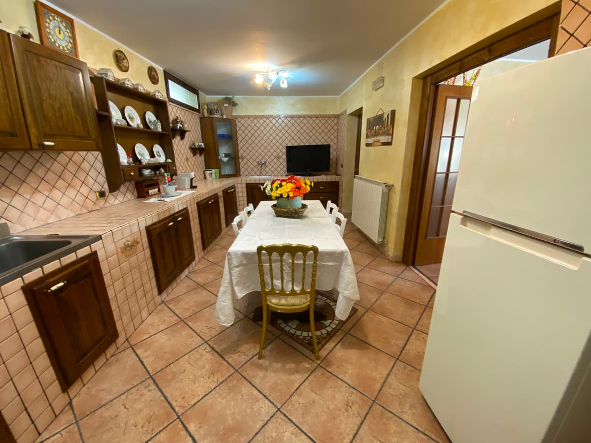 La cucina dall’altro lato, con il tavolo e la finestra