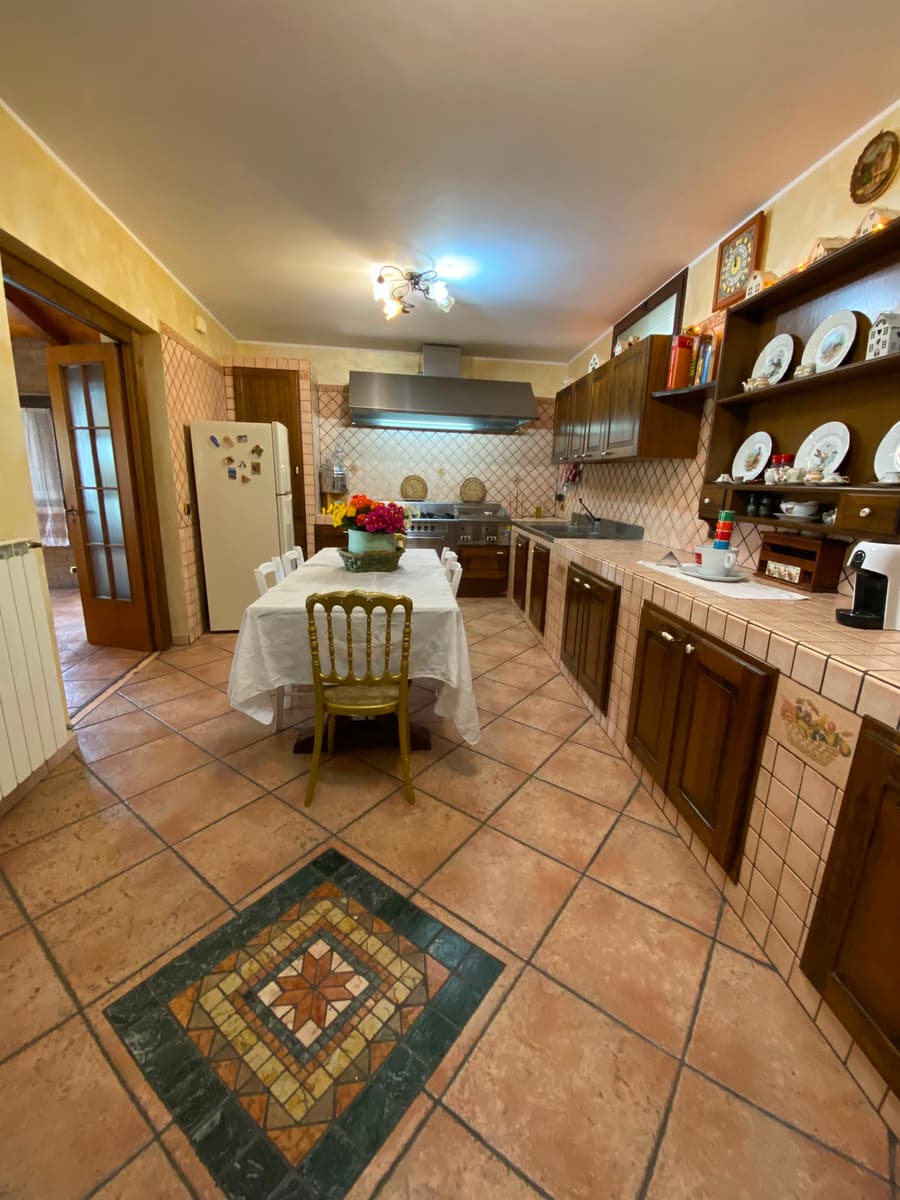 La cucina abitabile, con i piatti in ceramica esposti sulla credenza
