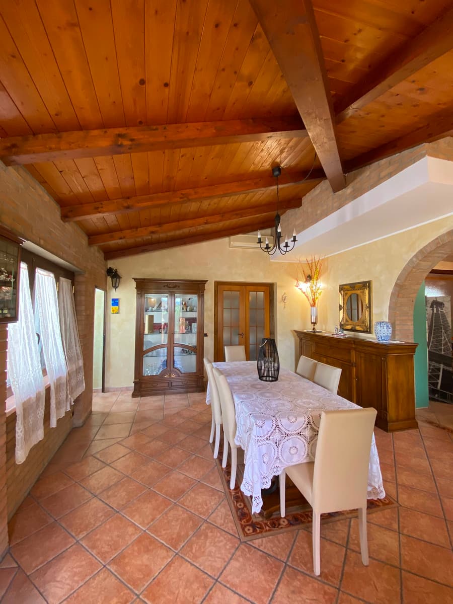 L’ingresso che si apre sul soggiorno, sotto le travi