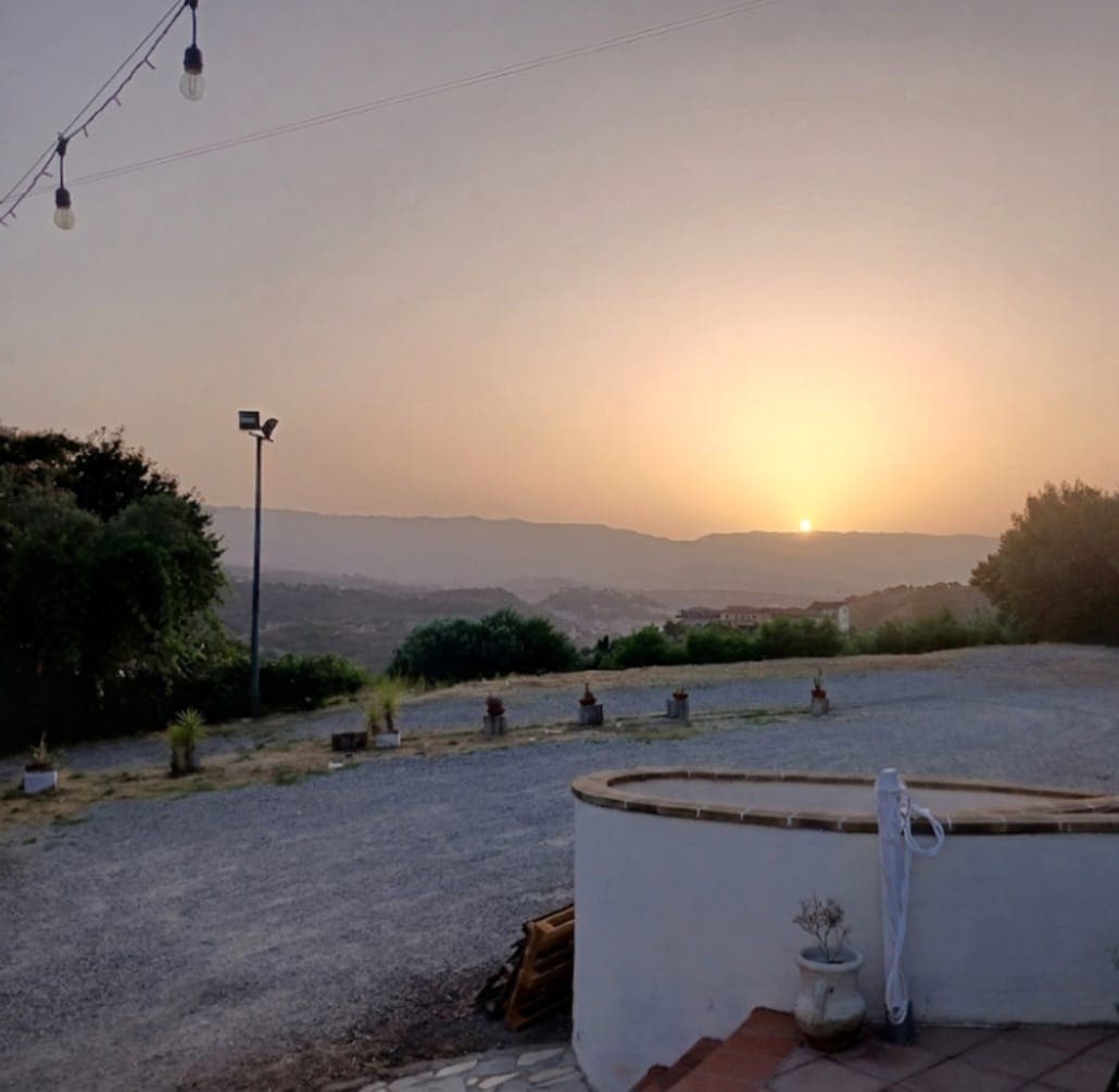Il piazzale dello chalet al tramonto, con le colline della Presila sullo sfondo