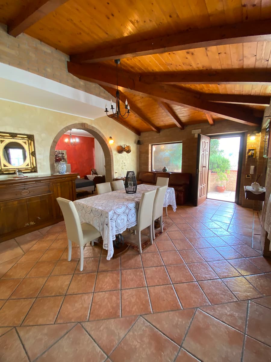 La sala da pranzo, con l’arco in mattoni che porta alle camere