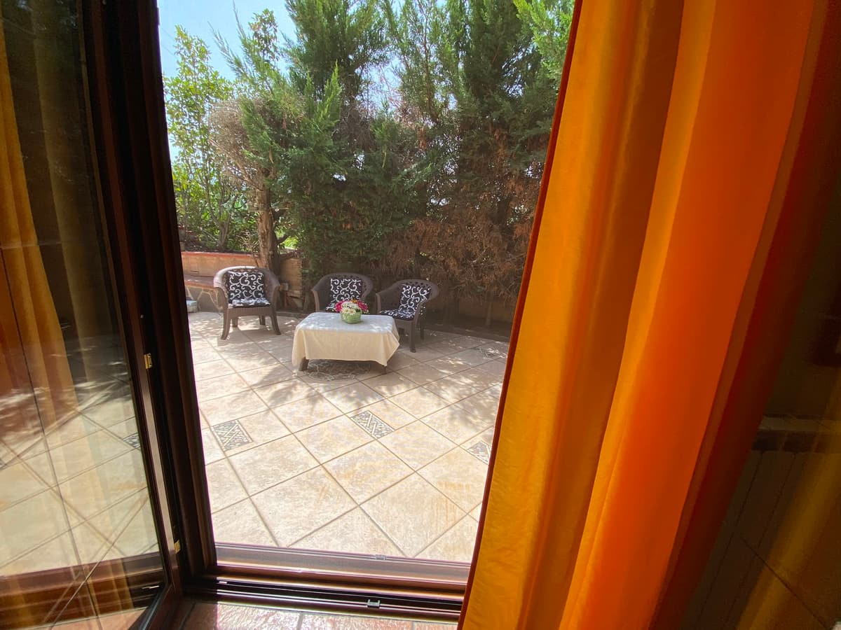 Il salottino del terrazzo, visto dal soggiorno attraverso la portafinestra