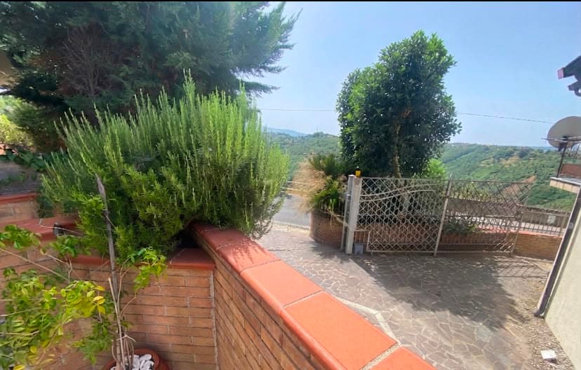 Il vialetto d’ingresso, tra le siepi e il rosmarino